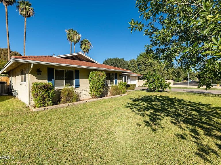 702 W RANCHO Drive photo 3