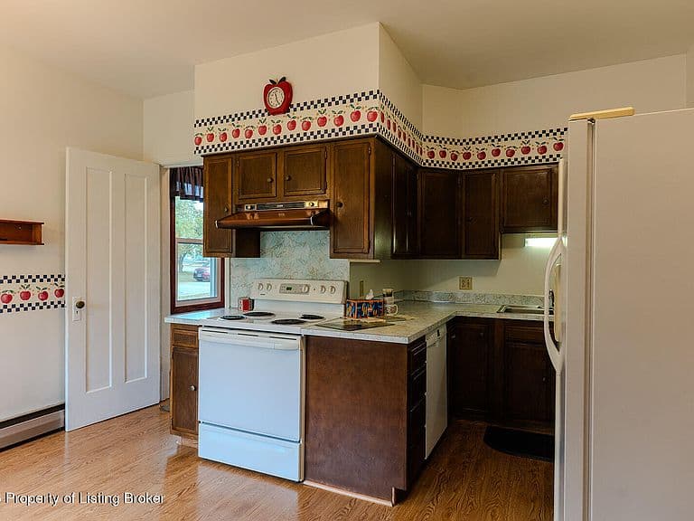 211 Ertel Ave photo 5