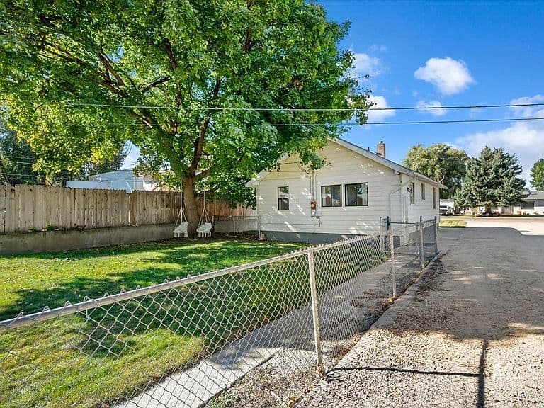 108 22nd Ave S photo 4
