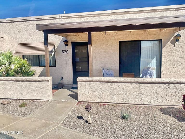 320 E LANCASTER Court photo 1