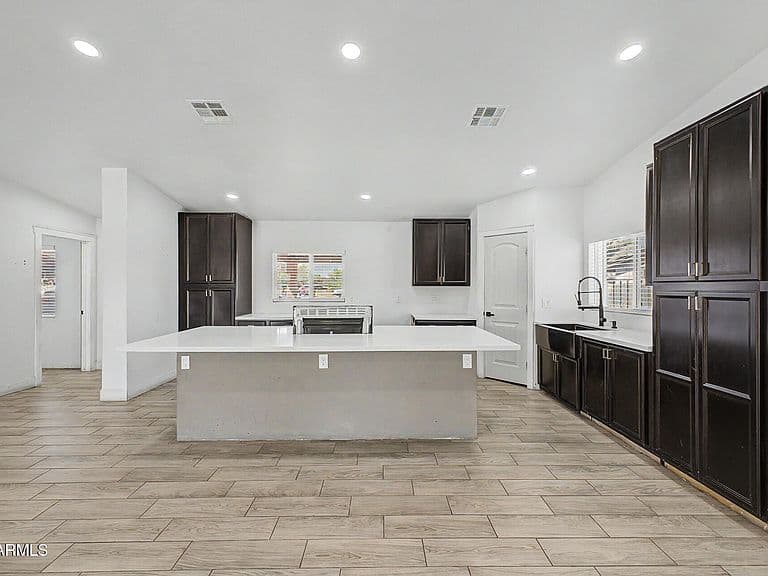 6117 W MORELAND Street photo 2