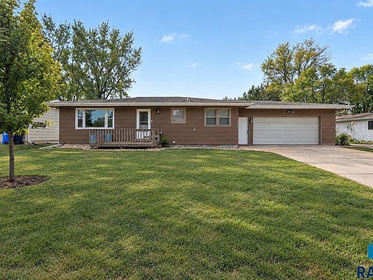 1916 E Sylvan Cir photo 1