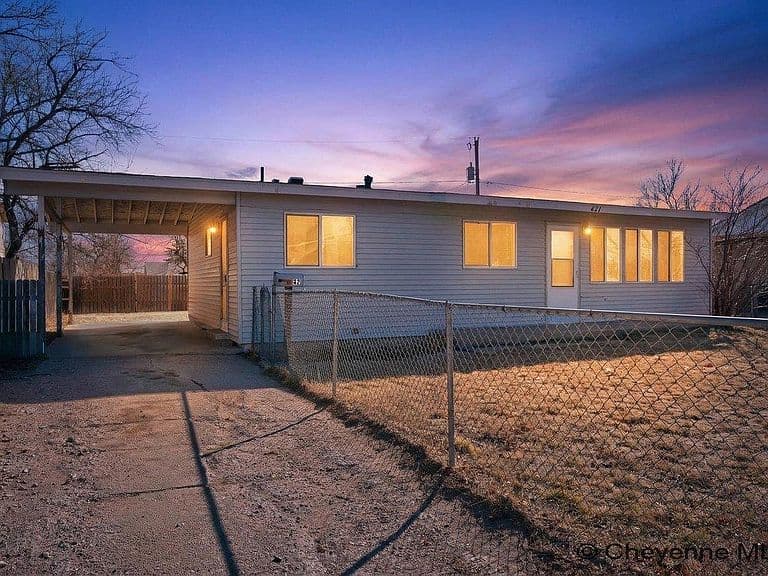 221 Desmet Dr photo 1