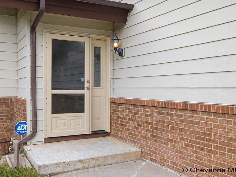 400 Manewal Dr photo 2