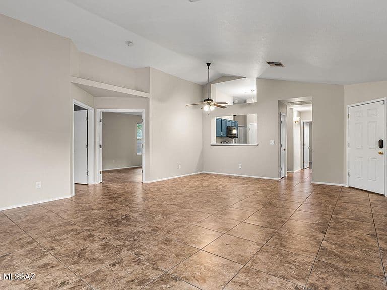 2555 W Brogan St photo 2