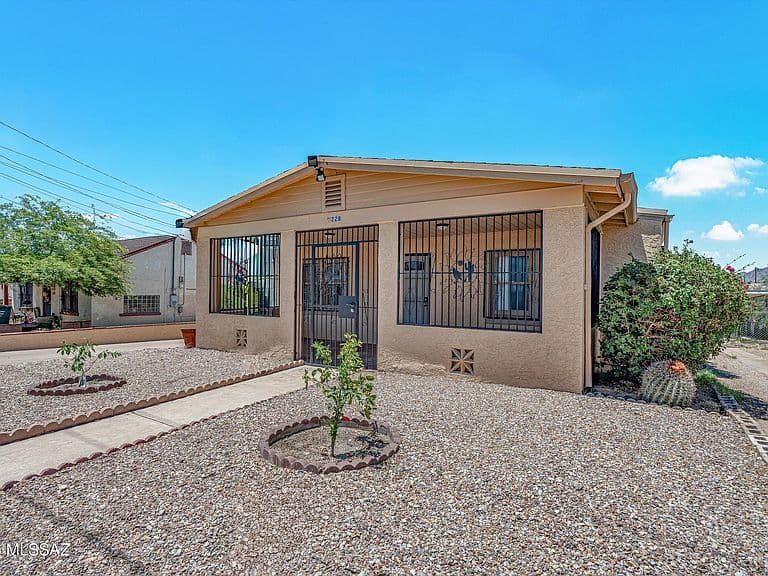 228 W Jacinto St photo 2