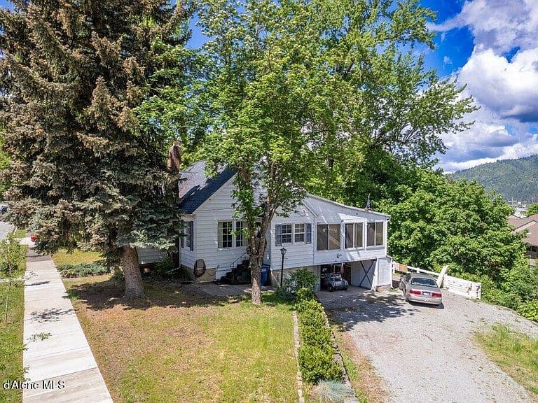 210 E Market Ave photo 3