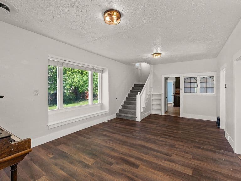311 W D St photo 3