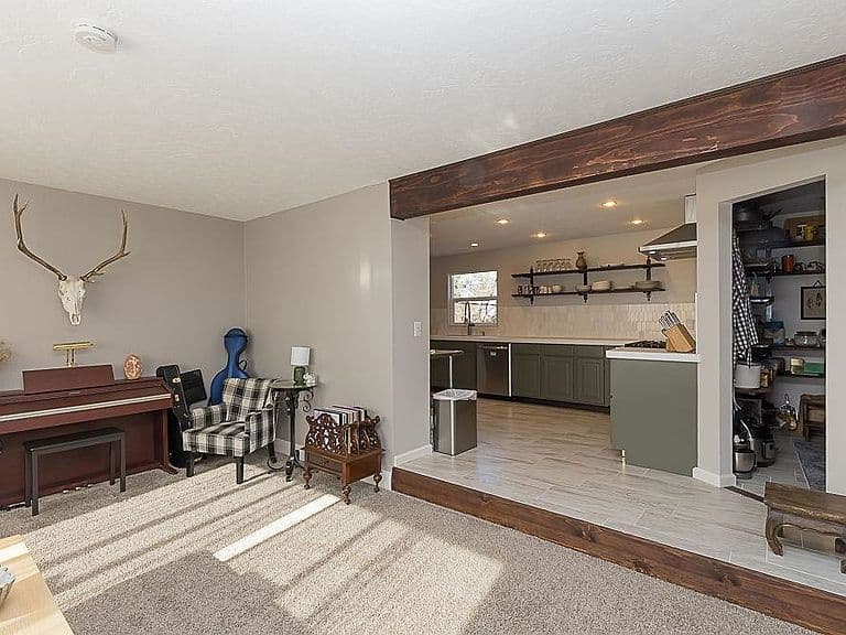 230 Jade St photo 5