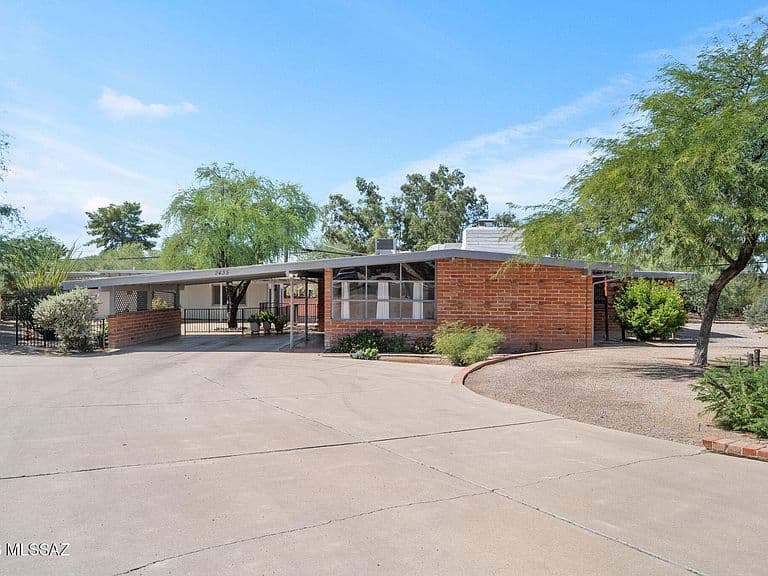 2435 N Bahana Dr photo 2