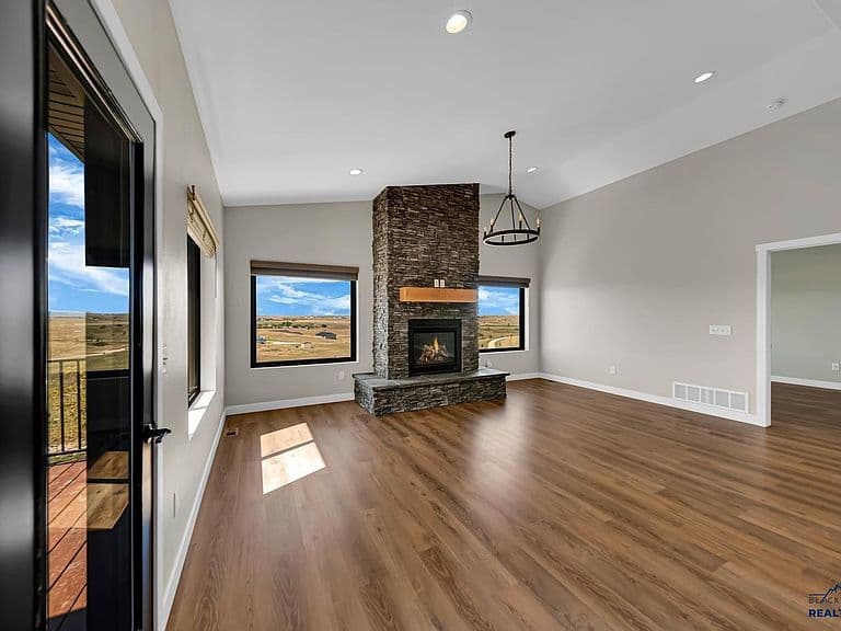22847 Gateway Dr photo 4