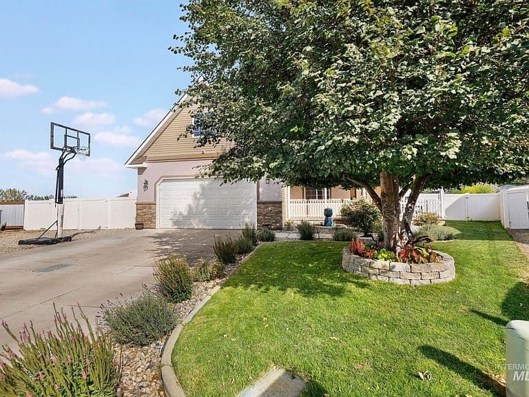 2213 Alex Dr photo 4