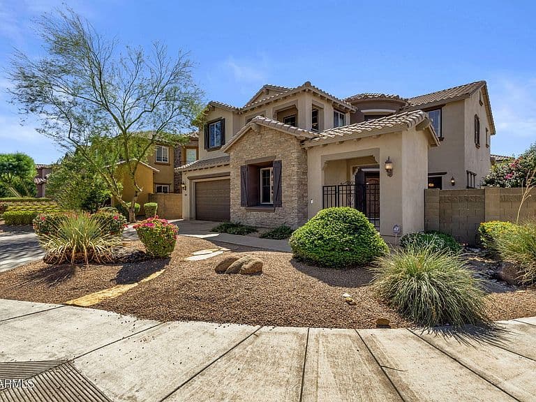 3807 E QUAIL Avenue photo 2