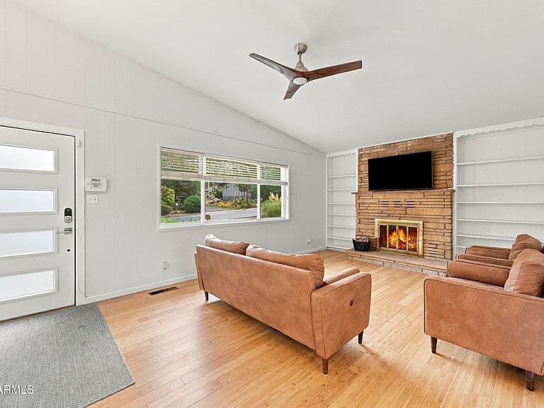 216 PLAZA Drive photo 2