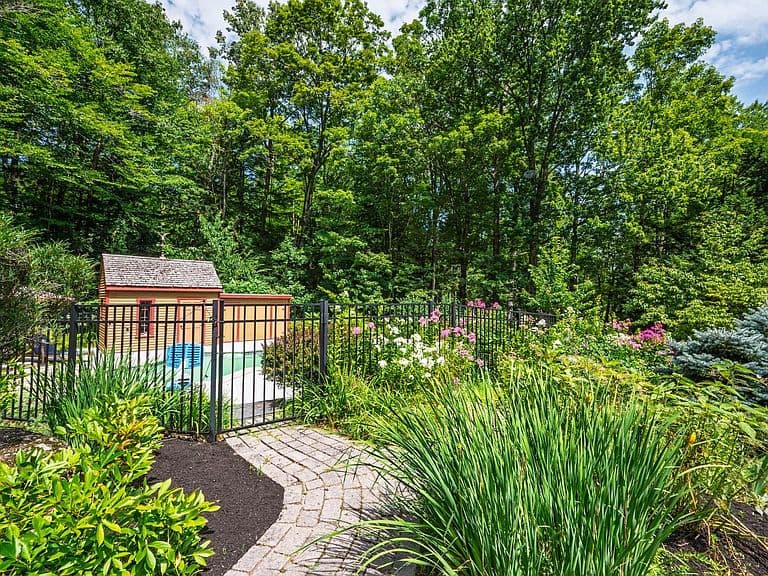 470 Newmarket Road photo 3