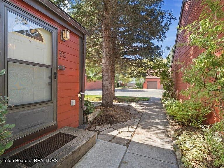 400 Powderhorn Ln APT 62 photo 2