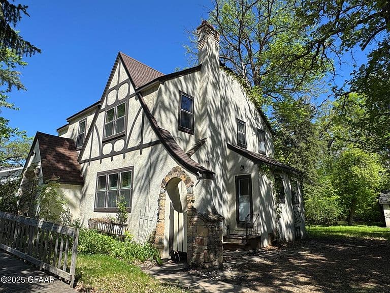 104 Park St W photo 3