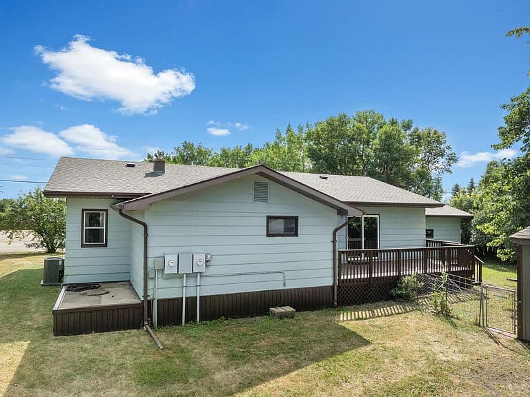 112 Pleasant Ave N photo 4