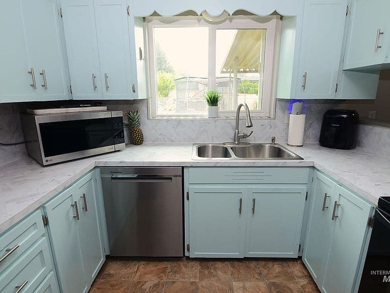 1122 N Midland Blvd photo 5