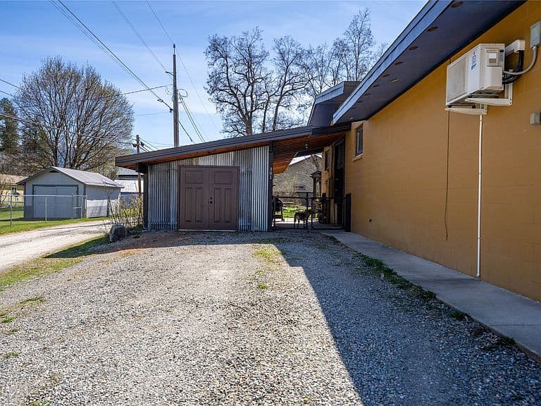 301 E Missoula Ave photo 3