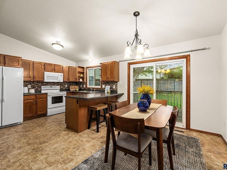 705 N Montgomery Ct photo 3
