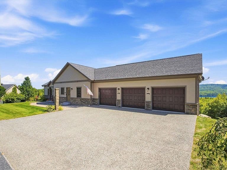 116 Greystone Lane photo 3