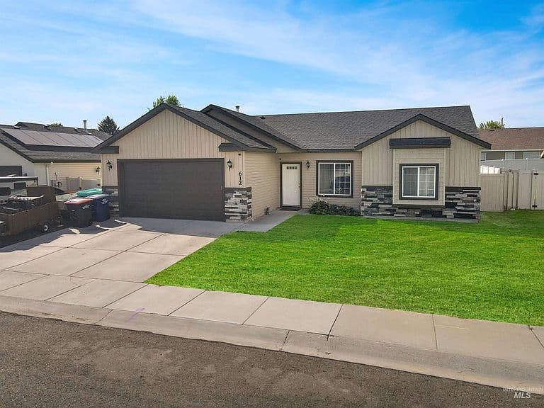 612 Heidi Ave photo 2