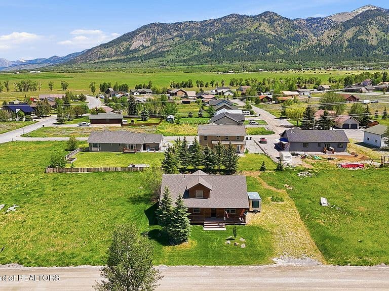 47 Holly Dr photo 3