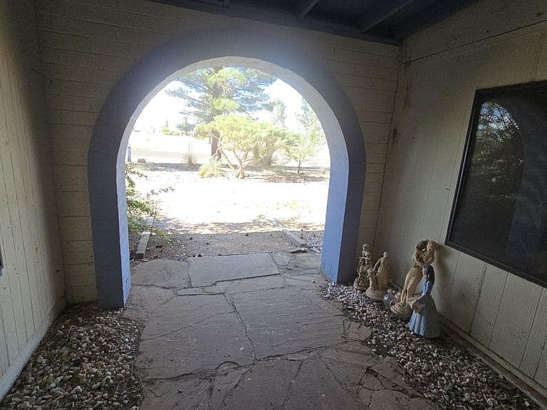 1110 E Justin St photo 3