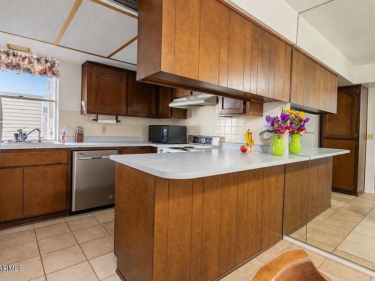 182 LAGUNA Drive E photo 5