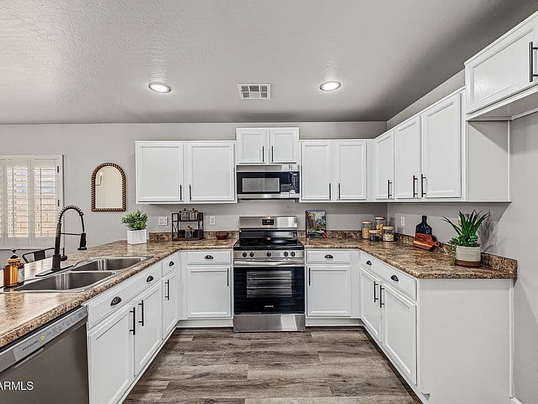 1410 S 222ND Drive photo 3