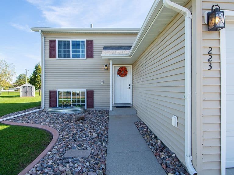223 Maple Pointe Blvd photo 3