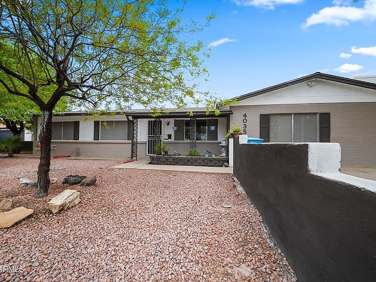 4035 W ORANGEWOOD Avenue photo 1