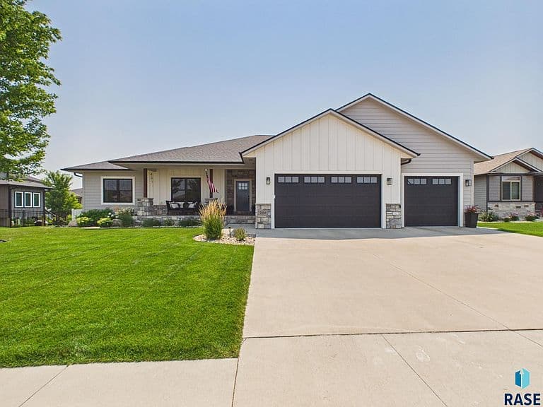 709 E Shadow Creek Ln photo 1