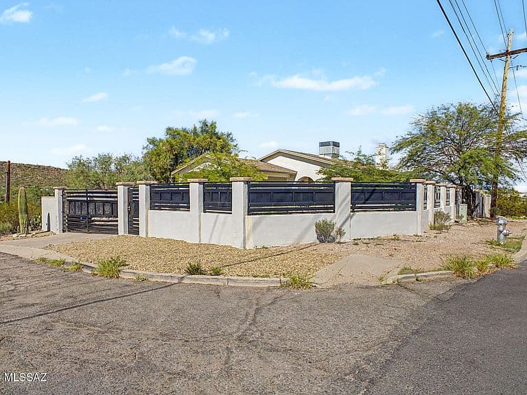 1881 S San Jacinto Dr photo 2