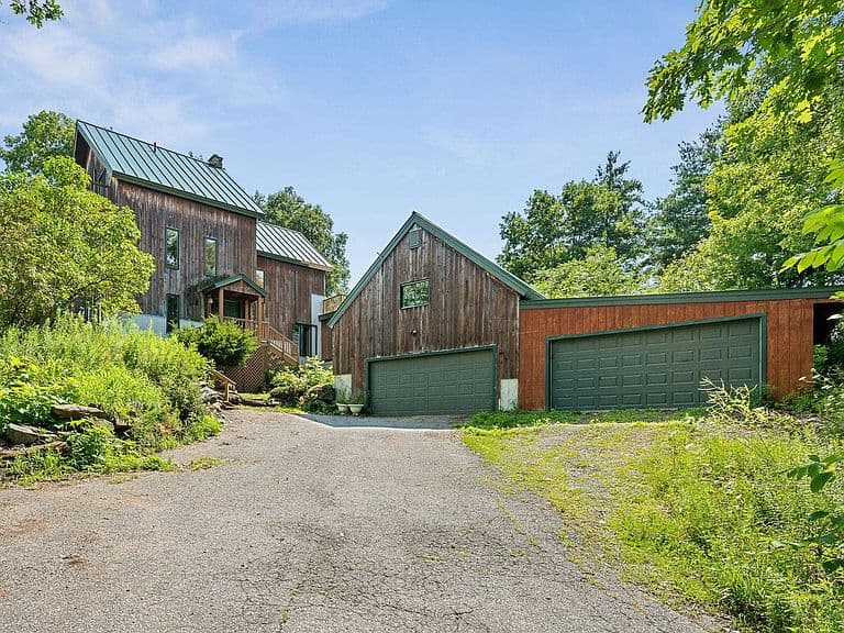579 Christmas Lane photo 4