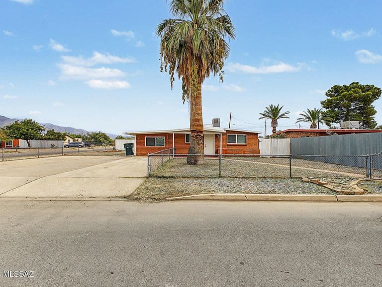 364 E Calle Arizona photo 2