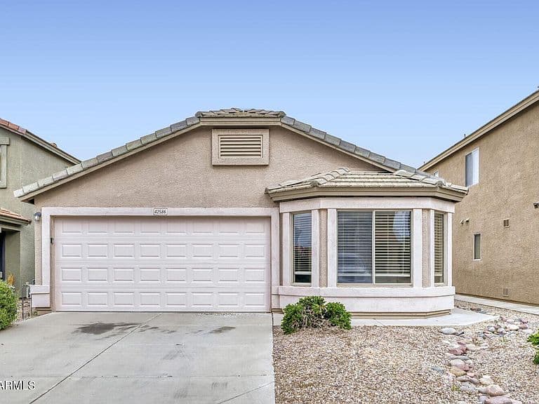 42586 W SUNLAND Drive photo 3