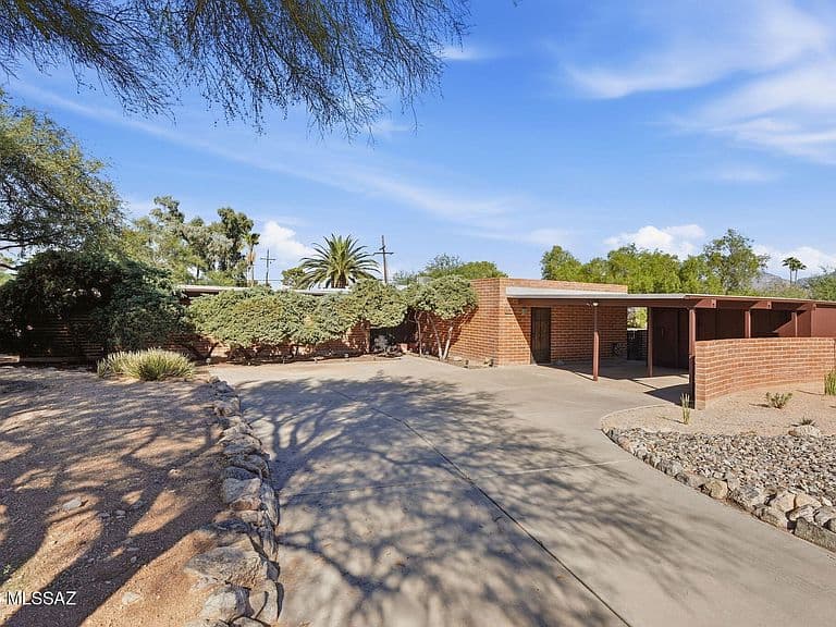 1309 N Bedford Pl photo 2