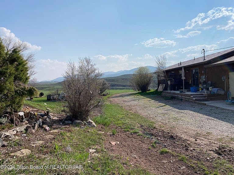 2406 Smokey Canyon Rd photo 4