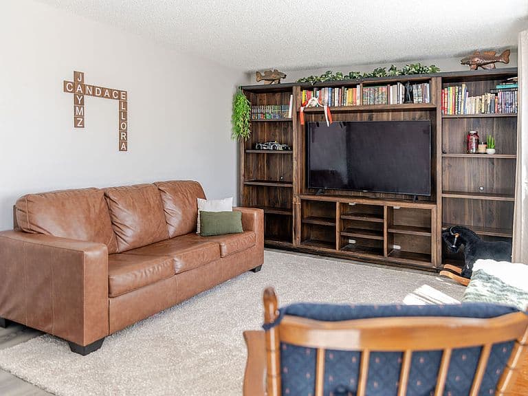 352 Phyllis Cir E photo 5