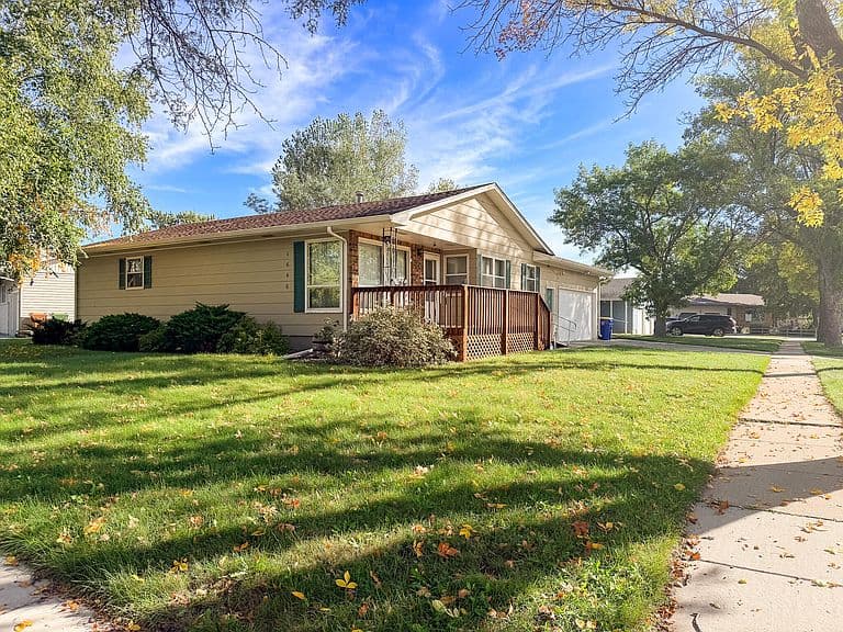 1646 Lawnridge Ave SE photo 2