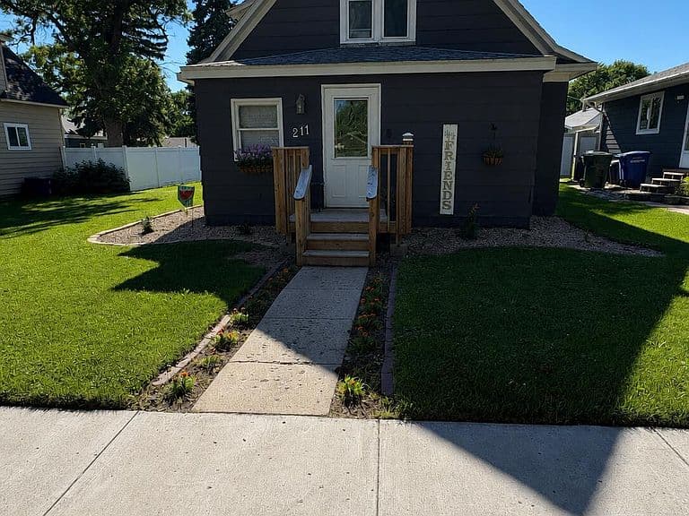 211 2nd St NE photo 1