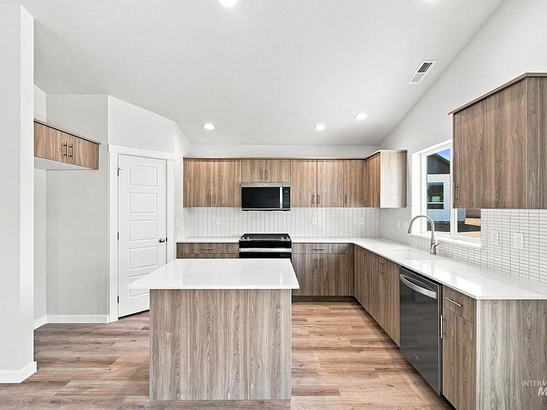 12806 Ropers St photo 3