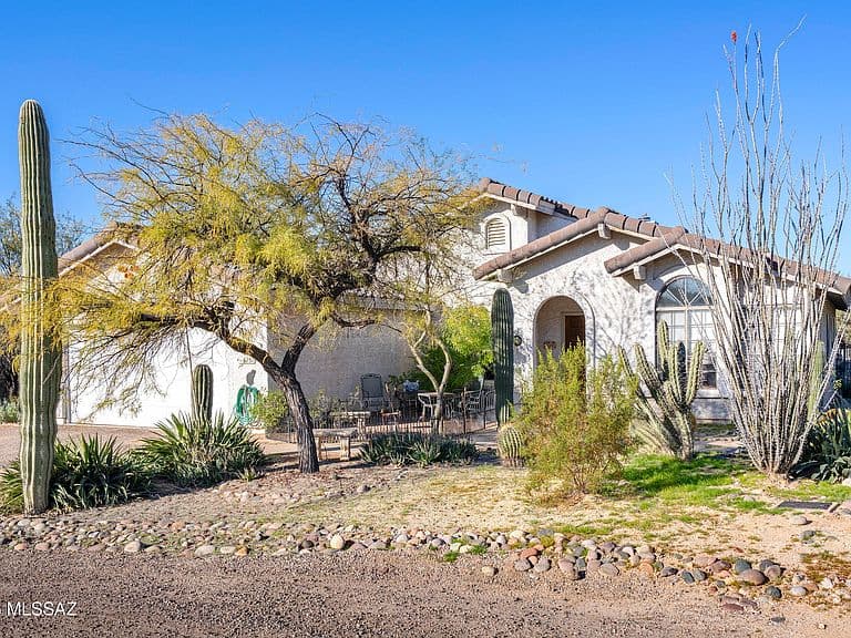 6151 N Panorama Pl photo 1