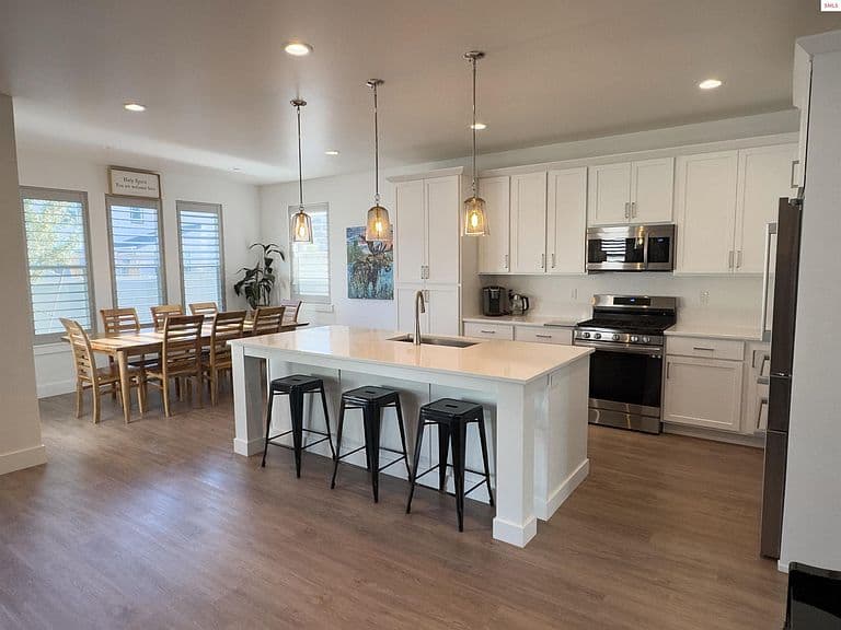 572 University Park Way photo 4