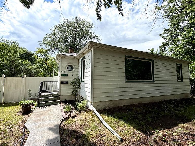 1229 Beach Ave SE photo 5