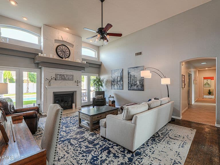 4038 E Glencove St photo 2