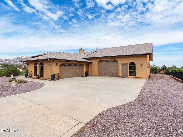 1093 Fawn Ln photo 1