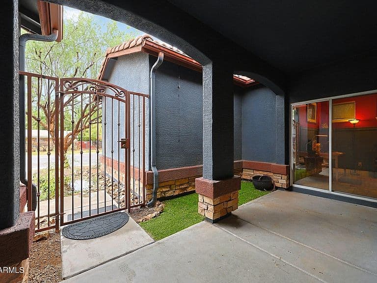 2334 W MYRTLE Avenue photo 4